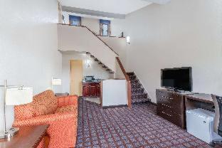 Days Inn By Wyndham Woodbury Long Island Номер фото