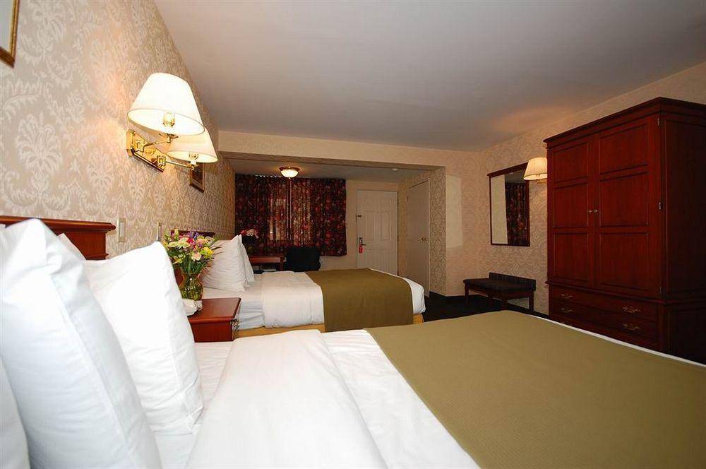 Days Inn By Wyndham Woodbury Long Island Экстерьер фото